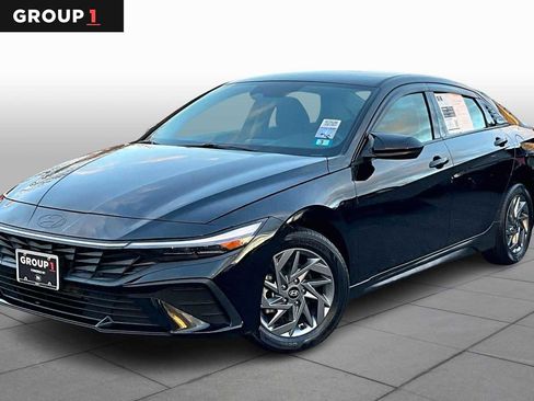 Used 2024 Hyundai Elantra SEL image 1