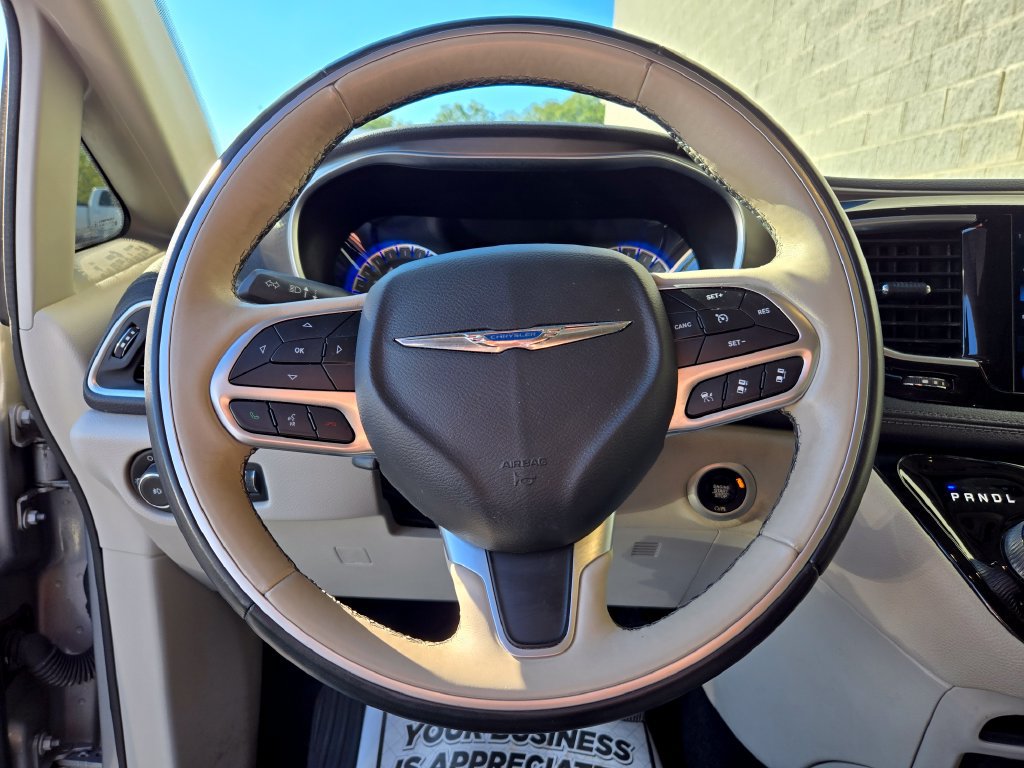Used 2017 Chrysler Pacifica Limited FWD image 17