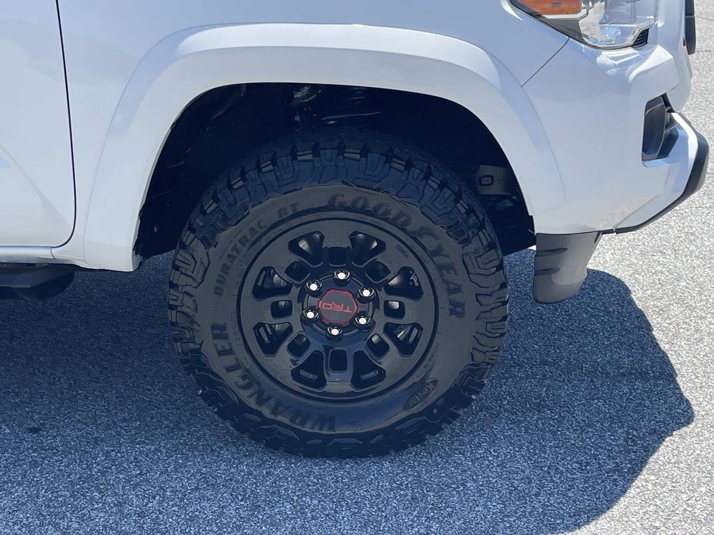 Used 2021 Toyota Tacoma SR5 RWD image 10