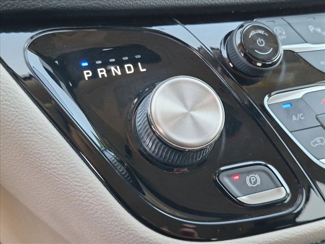 Used 2021 Chrysler Pacifica Touring w/ Cold Weather Group FWD image 18