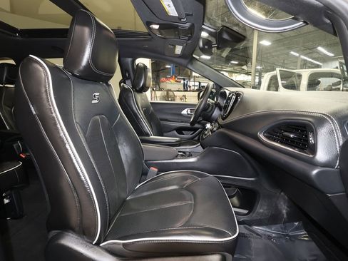 Used 2025 Chrysler Pacifica Limited FWD image 26