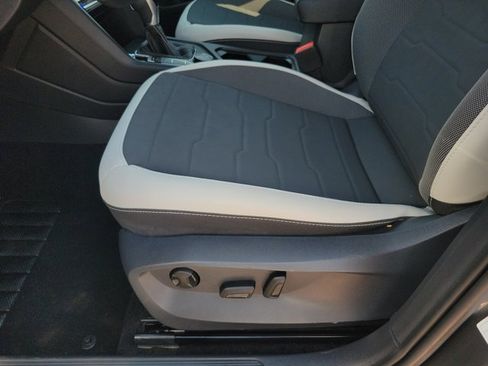 Used 2025 Volkswagen Taos SE image 6