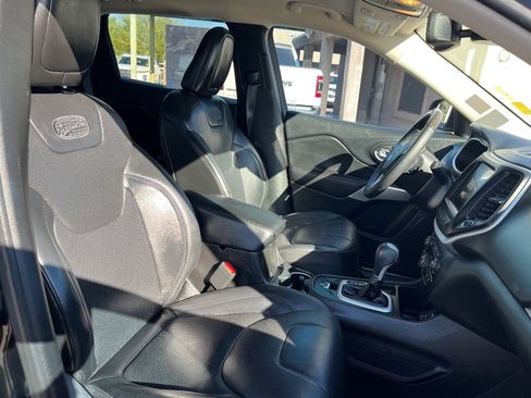 Used 2018 Jeep Cherokee Overland w/ Technology Group image 36