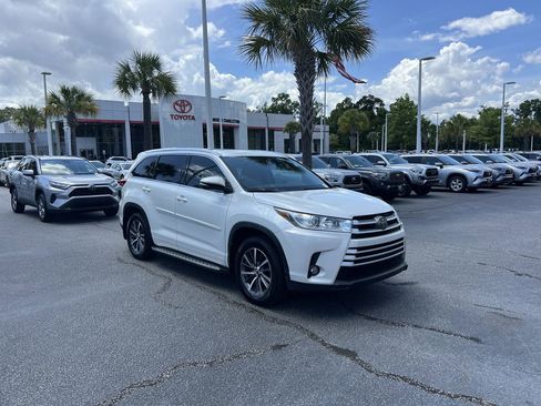 Used 2017 Toyota Highlander XLE AWD/4WD image 2