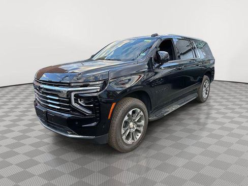 Used 2025 Chevrolet Suburban LT w/ Comfort Package image 5