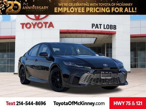 Used 2025 Toyota Camry SE FWD image 1