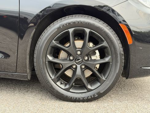 Used 2025 Chrysler Pacifica Limited FWD image 13