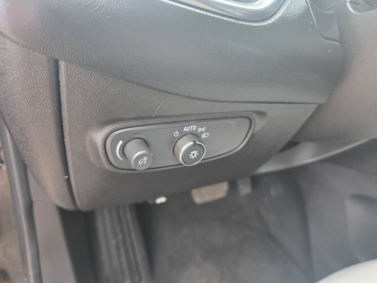 Used 2018 Chevrolet Equinox LT FWD image 20