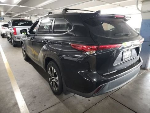 Used 2023 Toyota Highlander XLE FWD image 4