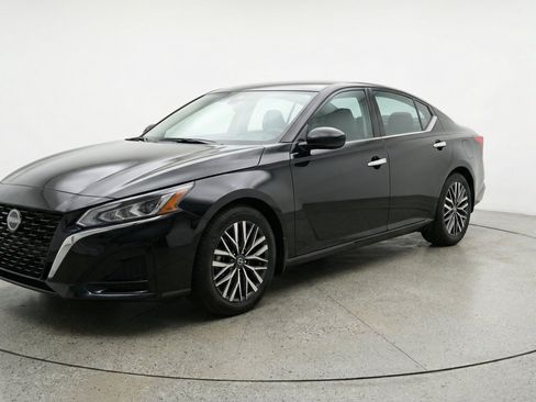 Used 2025 Nissan Altima 2.5 SV FWD image 3