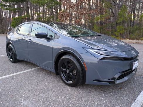 Used 2023 Toyota Prius XLE image 2