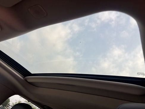 Used 2024 Toyota Highlander XLE AWD/4WD image 10