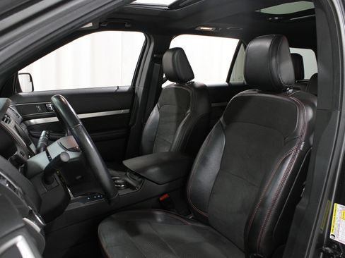 Used 2018 Ford Explorer XLT w/ Equipment Group 202A image 6