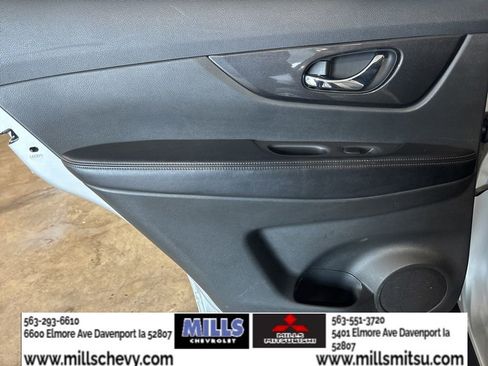 Used 2017 Nissan Rogue SV w/ SV Premium Package image 11