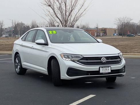 Used 2023 Volkswagen Jetta SE image 3