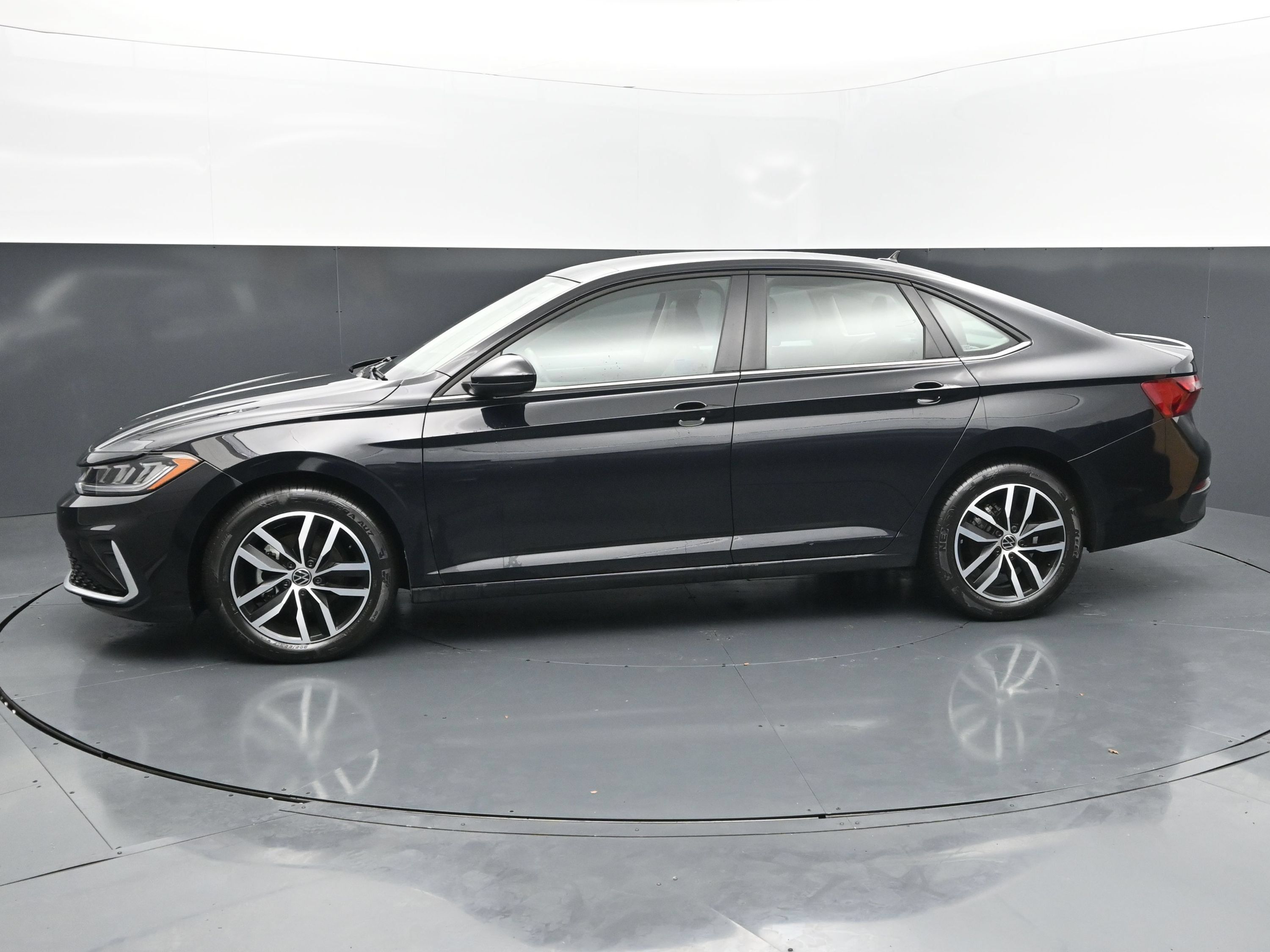 Used 2026 Volkswagen Jetta SE FWD image 2