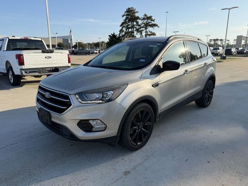 Used 2017 Ford Escape SE w/ Equipment Group 201A FWD image 1