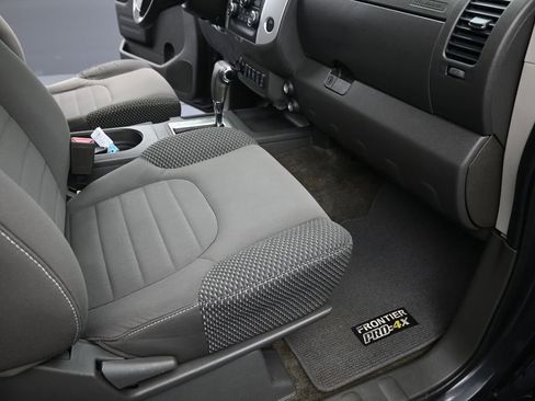 Used 2015 Nissan Frontier PRO-4X image 32