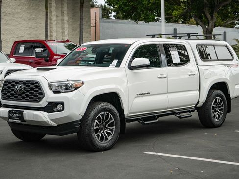 Used 2021 Toyota Tacoma TRD Sport w/ Technology Package AWD/4WD image 3