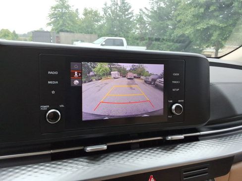 Used 2024 Kia Carnival LX FWD image 15