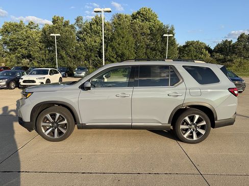 Used 2024 Honda Pilot Touring image 3