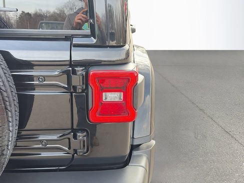 Used 2024 Jeep Wrangler Sahara image 12