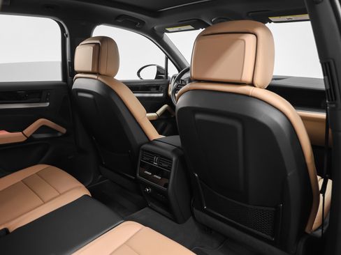 Certified 2025 Porsche Cayenne image 24