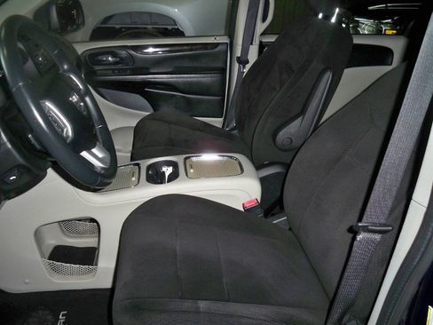 Used 2013 Dodge Grand Caravan SXT w/ UConnect Hands-Free Group image 7