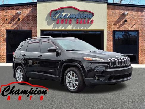 Used 2018 Jeep Cherokee Latitude FWD image 1