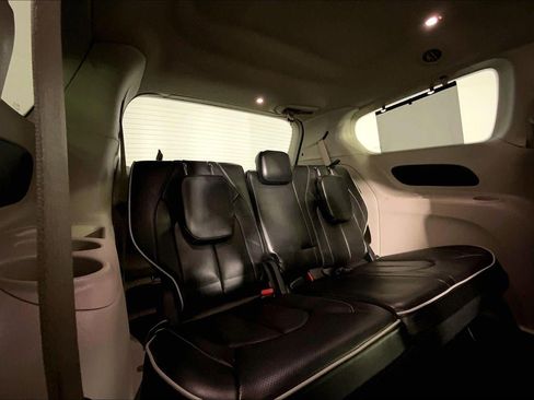 Used 2023 Chrysler Pacifica Limited image 24