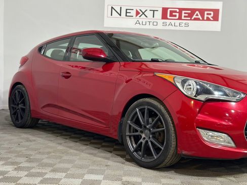 Used 2013 Hyundai Veloster w/ Style Pkg image 2