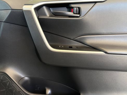 Used 2021 Toyota RAV4 LE FWD image 21