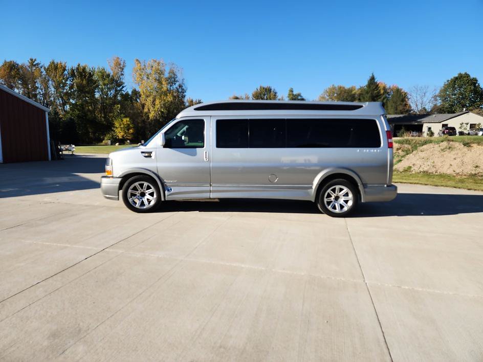 Used 2017 GMC Savana 2500 Extended RWD image 2
