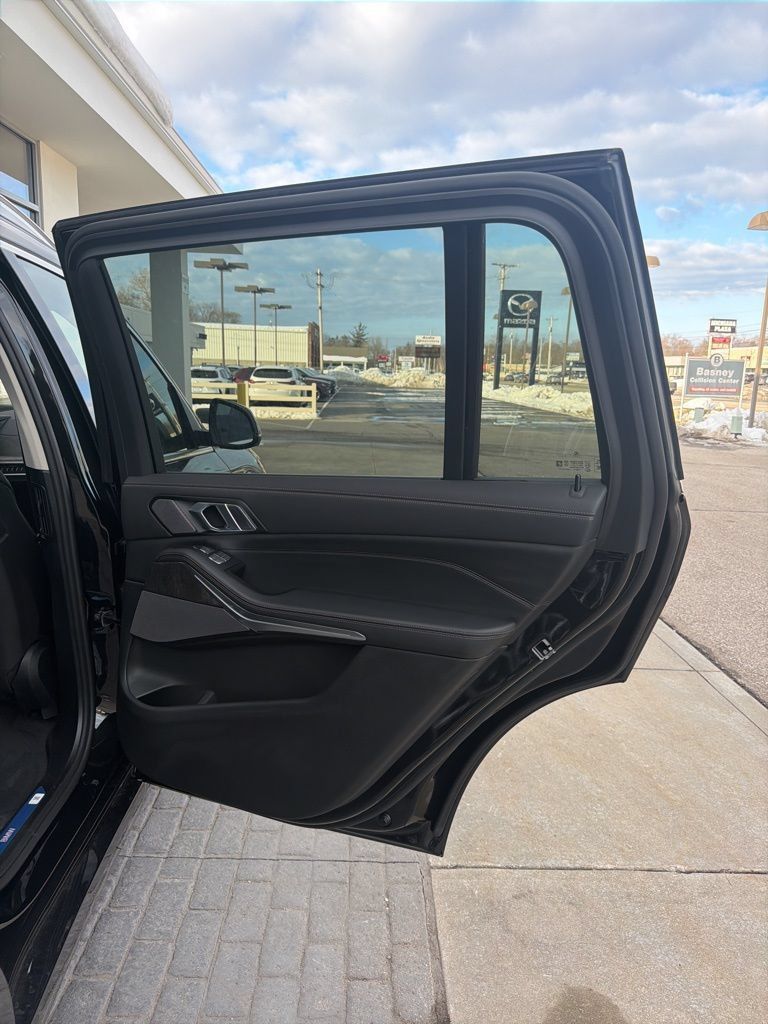 New 2026 BMW X7 xDrive40i w/ Premium Package AWD/4WD image 16
