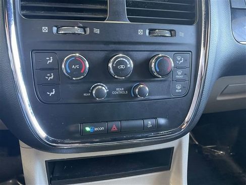 Used 2018 Dodge Grand Caravan SXT image 14