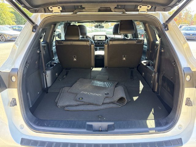Used 2023 Toyota Highlander XSE FWD image 12
