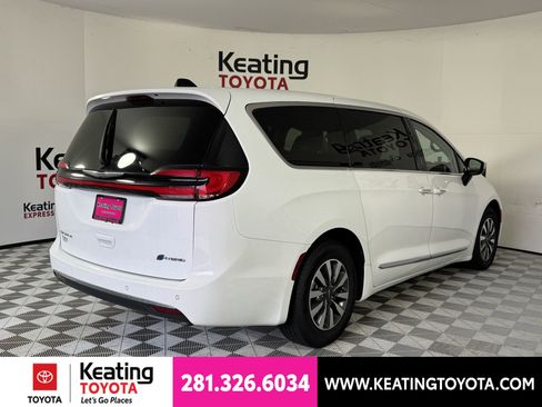 Used 2023 Chrysler Pacifica Limited FWD image 5