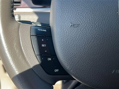 Used 2009 Lincoln Town Car Signature Limited image 18