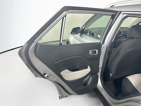 Used 2024 Hyundai Venue SEL image 25