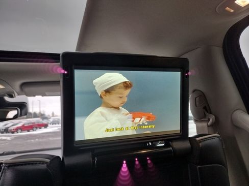 Used 2021 Chrysler Pacifica Limited w/ Uconnect Theater Family Group image 24