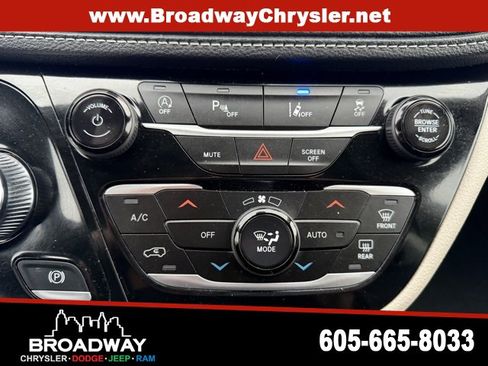 Used 2024 Chrysler Pacifica Touring-L image 21