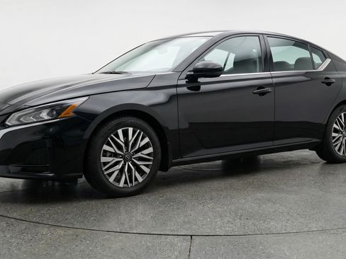 Used 2025 Nissan Altima 2.5 SV image 3