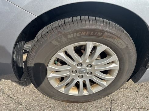 Used 2017 Toyota Sienna XLE image 15