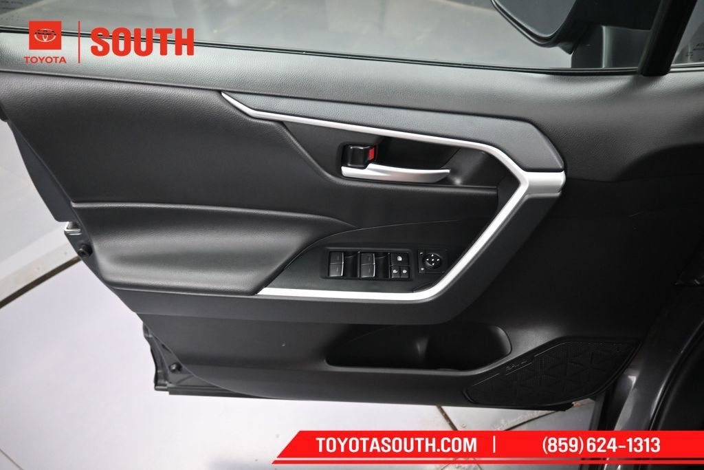 Used 2025 Toyota RAV4 XLE AWD/4WD image 22