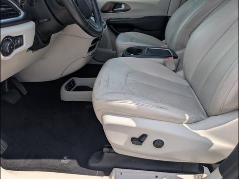 Used 2017 Chrysler Pacifica Touring-L Plus FWD image 8