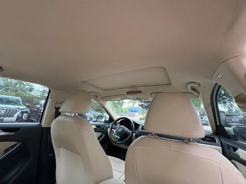 Used 2011 Volkswagen Jetta SE FWD image 16
