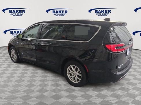 Used 2024 Chrysler Pacifica Touring-L image 4