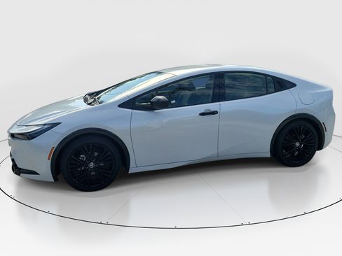 Certified 2025 Toyota Prius FWD image 4