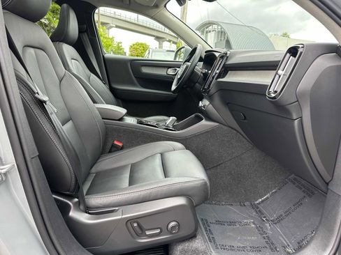 Certified 2025 Volvo XC40 B5 Plus AWD/4WD image 11