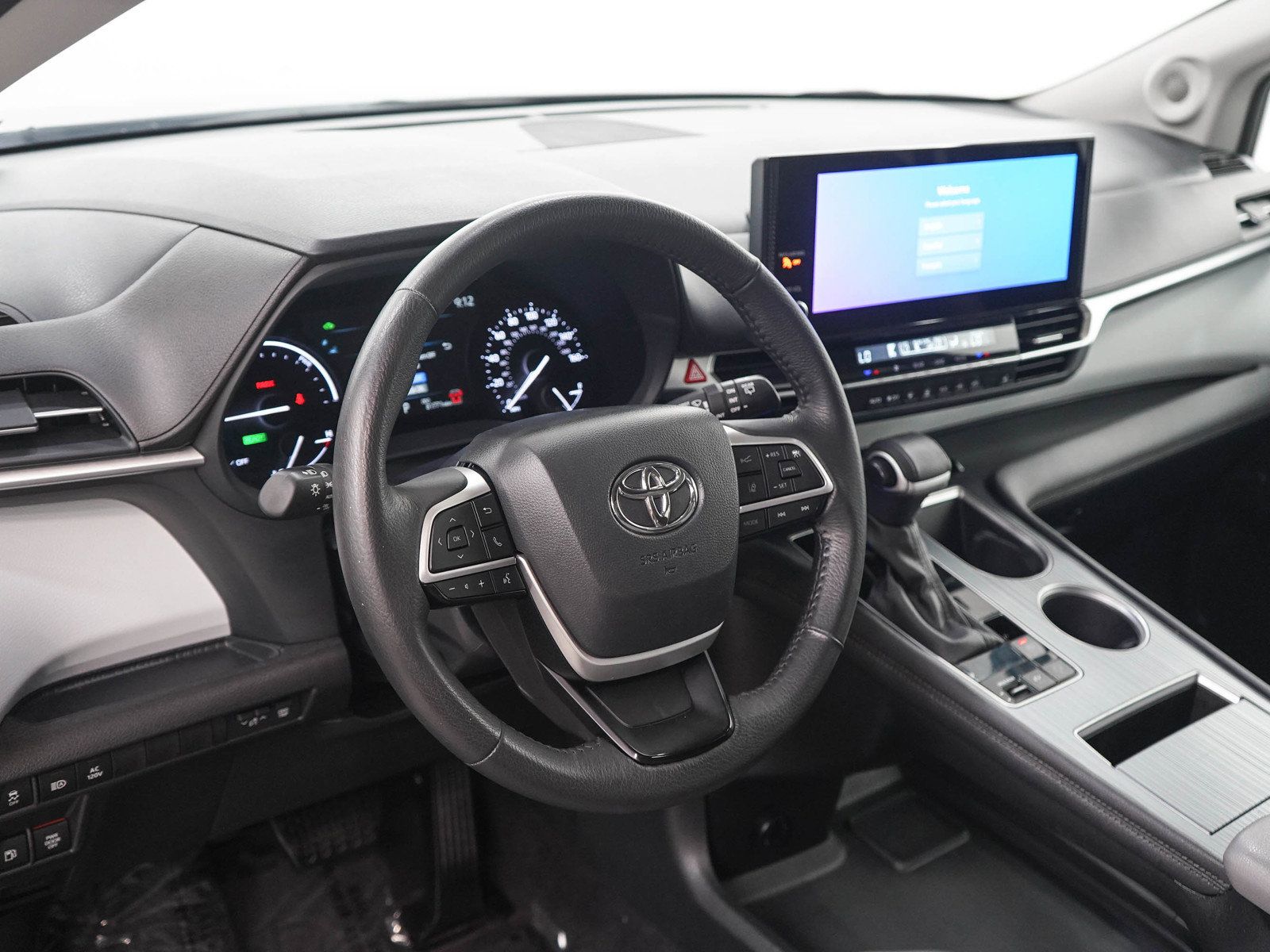 Used 2025 Toyota Sienna XLE w/ XLE Plus Package AWD/4WD image 22